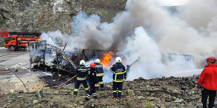 Çarpışan TIR'lar alev aldı: 2 ölü