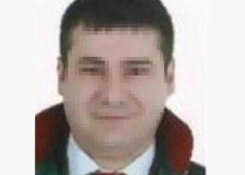 Çarşaf giyip sokakta gezen erkek avukata gözaltı