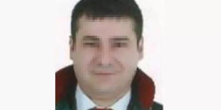 Çarşaf giyip sokakta gezen erkek avukata gözaltı