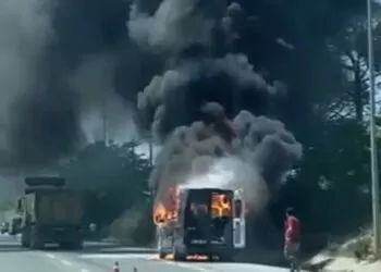 Çekmeköy'de minibüste yangın; yol kapandı