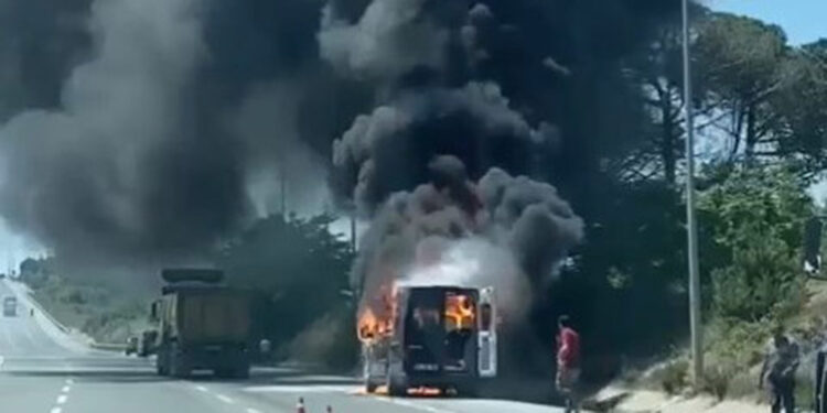 Çekmeköy'de minibüste yangın; yol kapandı