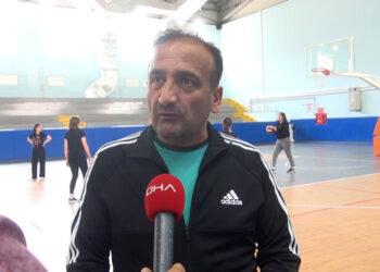 Cengiz Yılmaz, öğrencilerine spor sevgisini aşılıyor