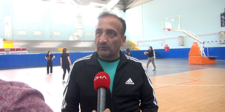 Cengiz Yılmaz, öğrencilerine spor sevgisini aşılıyor