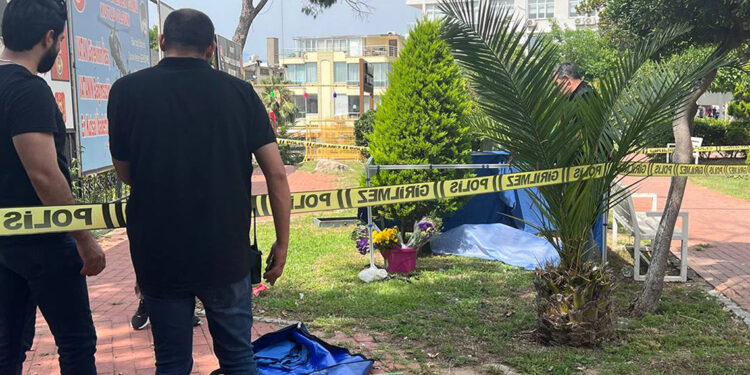 Çiçek satıcısı parkta ölü bulundu