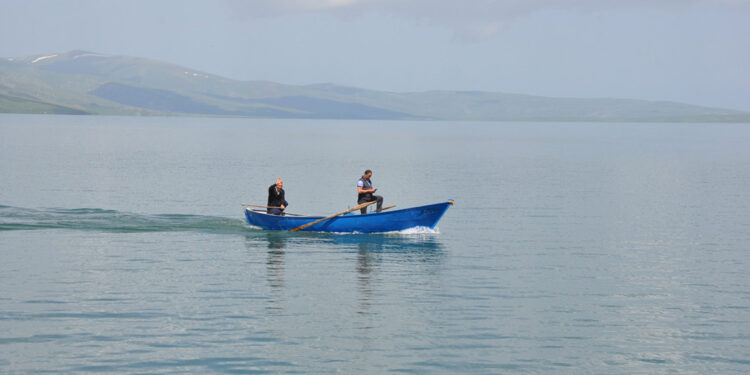 Çıldır Gölü'nde su seviyesi 10 yılda düştü