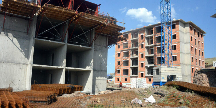 Deprem bölgesinde afet konutları hızla yükseliyor