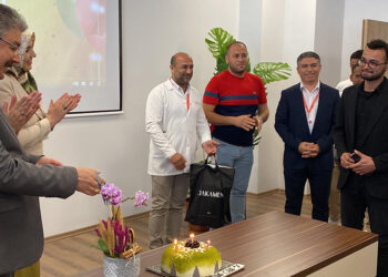 Depremde 13 yakınını kaybeden Mahmut'a sürpriz doğumgünü