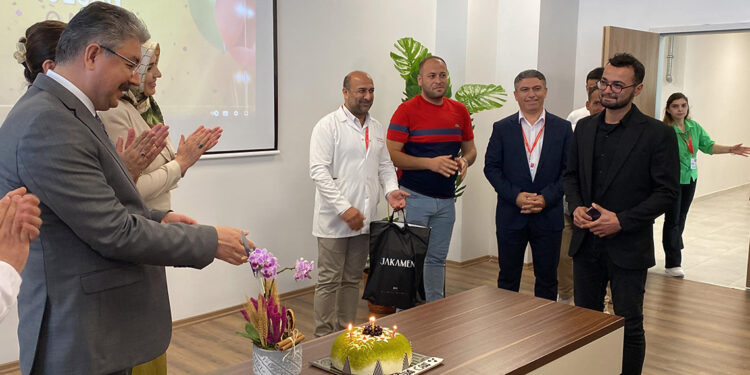 Depremde 13 yakınını kaybeden Mahmut'a sürpriz doğumgünü