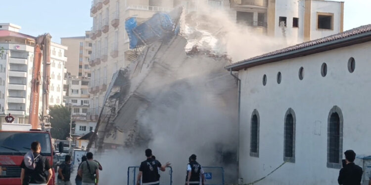 Depremde ağır hasar gören bina, yıkım sırasında çöktü