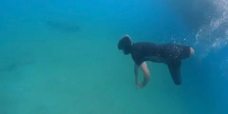 Depremde bacaklarını kaybeden genç, dalıştan vazgeçmedi