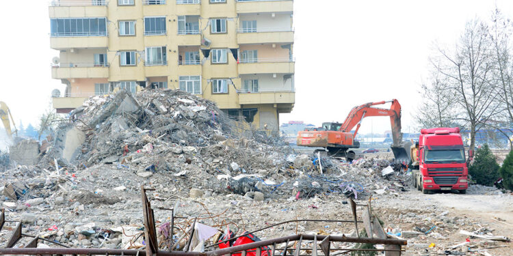 Depremde yıkılan Ebrar Sitesi'nin müteahhidi teslim oldu