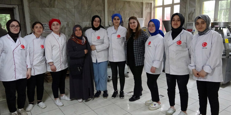 Depremzede Rukiye'den ekmek gönderen okula ziyaret