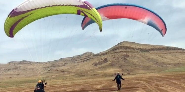 Derik’te Yamaç Paraşütü Hedef Şampiyonası 
