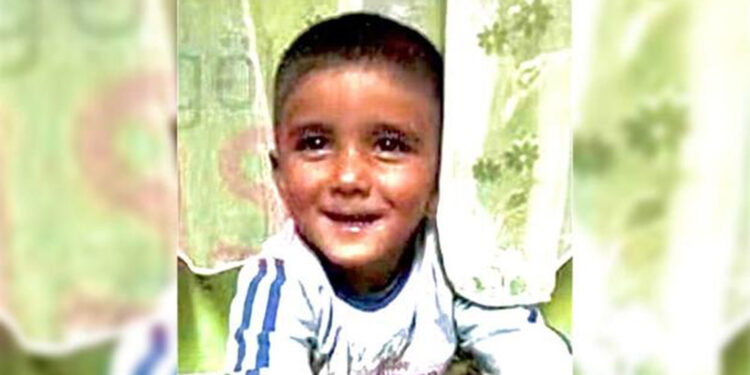 Devrilen traktörün altında kalan çocuk öldü