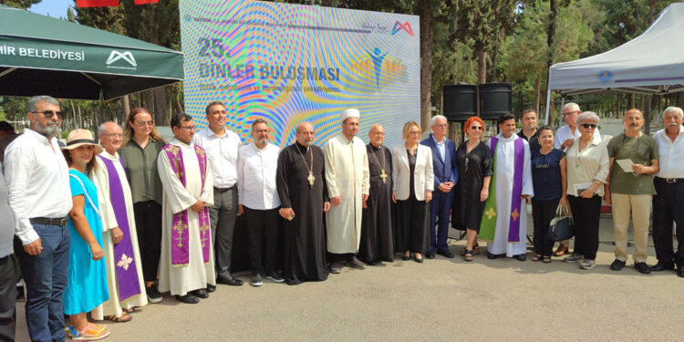 Din adamları, Hoşgörü Mezarlığı'nda halkla bayramlaştı