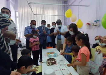 Diyarbakır'da hastanede tedavi gören çocuklar karne aldı