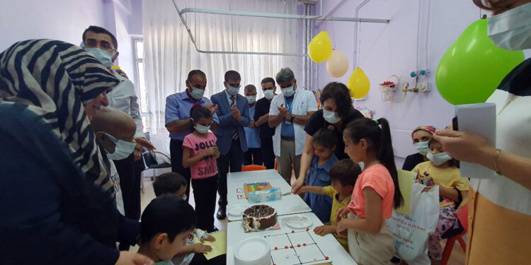 Diyarbakır'da hastanede tedavi gören çocuklar karne aldı