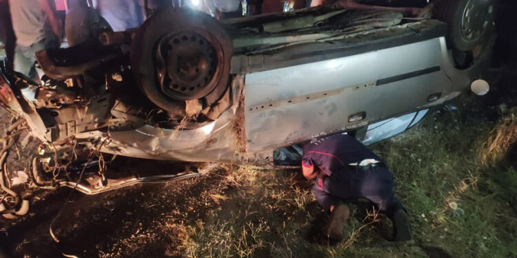 Diyarbakır'da otomobil şarampole devrildi; 2 ölü, 4 yaralı