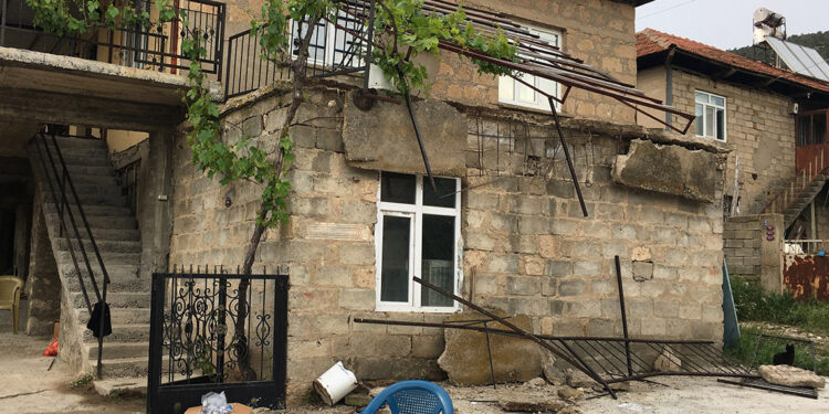 Düğünü izledikleri damın saçağı çöktü: 9 yaralı