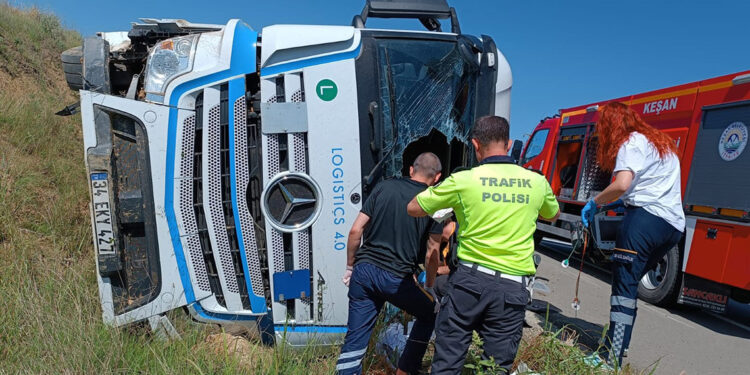Edirne’de, devrilen TIR’ın şoförü yaşamını yitirdi