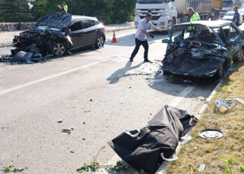 Eğirdir'de iki otomobil çarpıştı; 1 ölü, 7 yaralı
