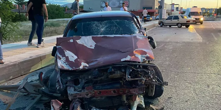 Elazığ'da 5 aracın karıştığı kazada 3 yaralı