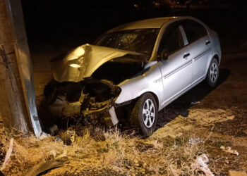 Elazığ'da otomobil direğe çarptı; 1 ölü, 5 yaralı