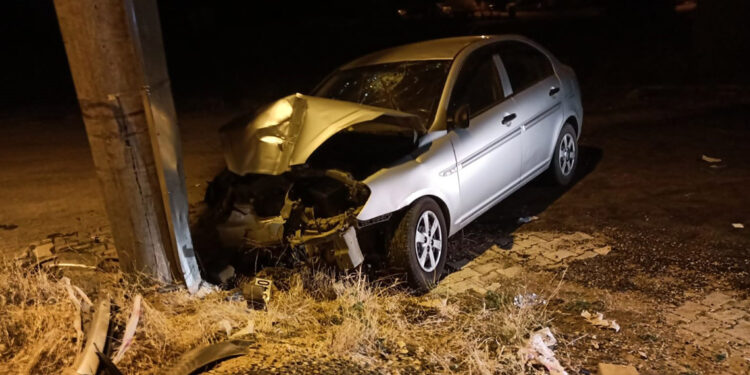 Elazığ'da otomobil direğe çarptı; 1 ölü, 5 yaralı