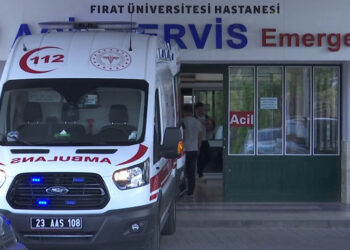 Elazığ'da yük treninin çarptığı 2 işçi ağır yaralandı
