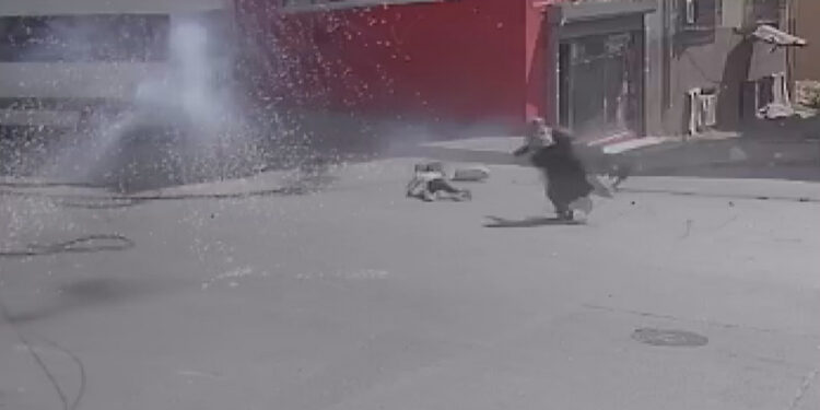 Elektrik kabloları anne ve 3 çocuğunun üzerine düştü