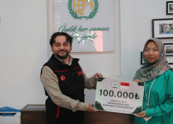 Endonezyalı öğrenci deprem bölgeleri için yardım topladı