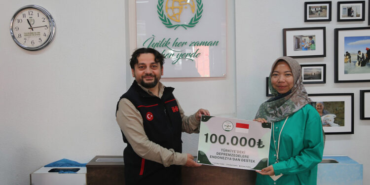 Endonezyalı öğrenci deprem bölgeleri için yardım topladı