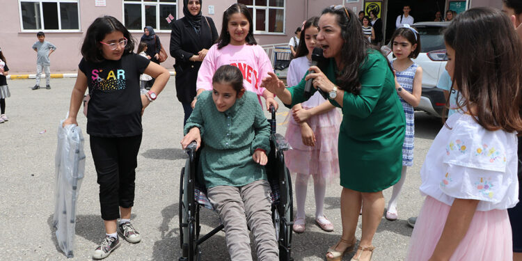 Engelli öğrencisine tekerlekli sandalye aldı