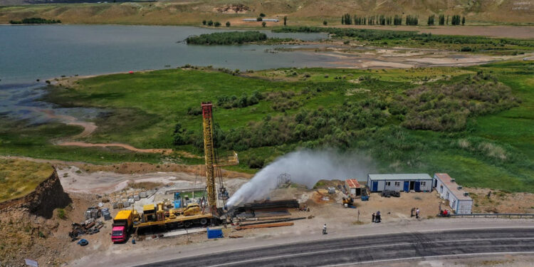 Erciş'te 750 metrede jeotermal su bulundu