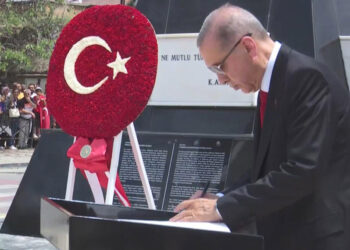 Erdoğan Lefkoşa Atatürk Anıtı’nı ziyaret etti
