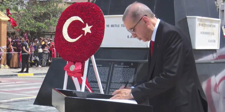 Erdoğan Lefkoşa Atatürk Anıtı’nı ziyaret etti