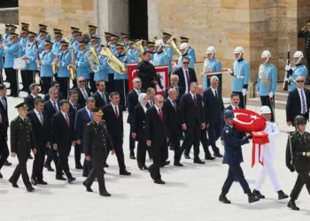 Erdoğan, yeni kabine üyeleri ile anıtkabir'i ziyaret etti