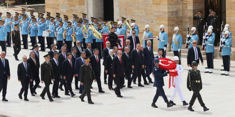Erdoğan, yeni kabine üyeleri ile anıtkabir'i ziyaret etti