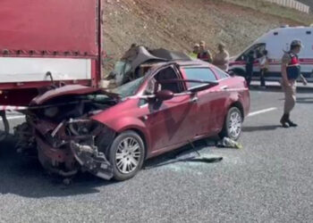 Erzincan'da otomobil TIR'ın altına girdi: 2 ölü, 3 yaralı