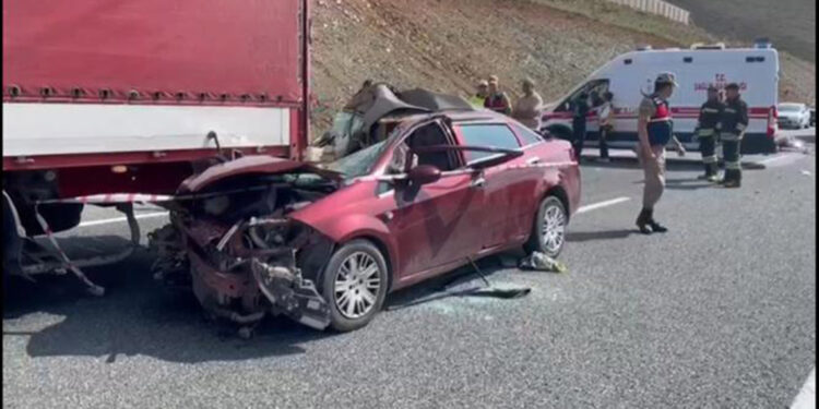 Erzincan'da otomobil TIR'ın altına girdi: 2 ölü, 3 yaralı