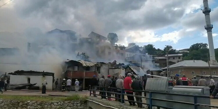 Erzurum'da evde çıkan yangın, bitişiktekilerine de sıçradı