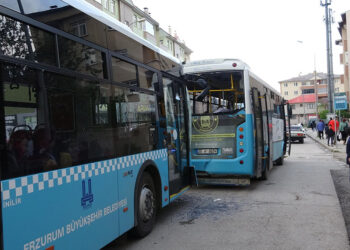 Erzurum'da iki otobüs çarpıştı, 15 yolcu yaralandı