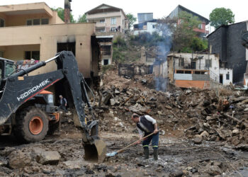 Erzurum'da mahalledeki yangında zarar görenlere yardım