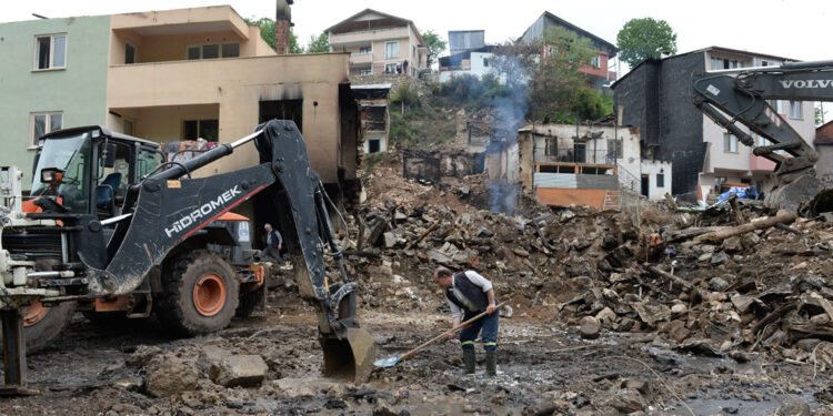 Erzurum'da mahalledeki yangında zarar görenlere yardım
