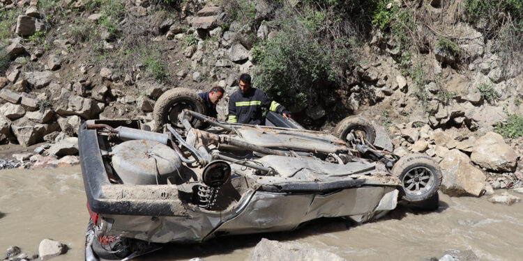 Erzurum'da otomobil dereye uçtu: 1 ölü, 1 yaralı