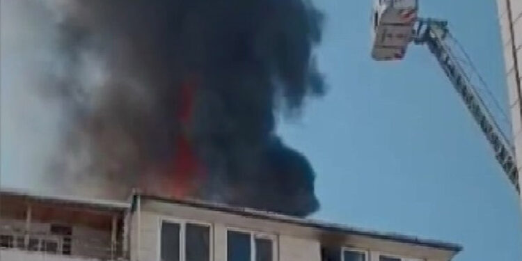 Esenyurt'ta çatı katında yangın 