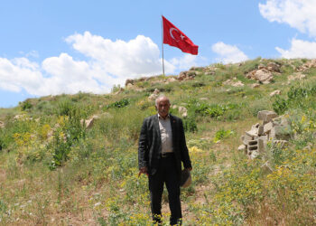 Eşini kaybettikten sonra bayrak nöbetini tek başına sürdürüyor