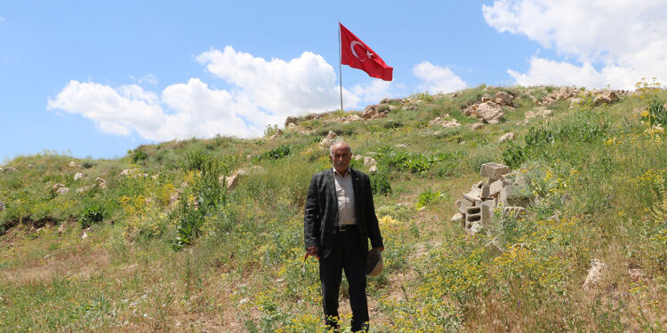 Eşini kaybettikten sonra bayrak nöbetini tek başına sürdürüyor