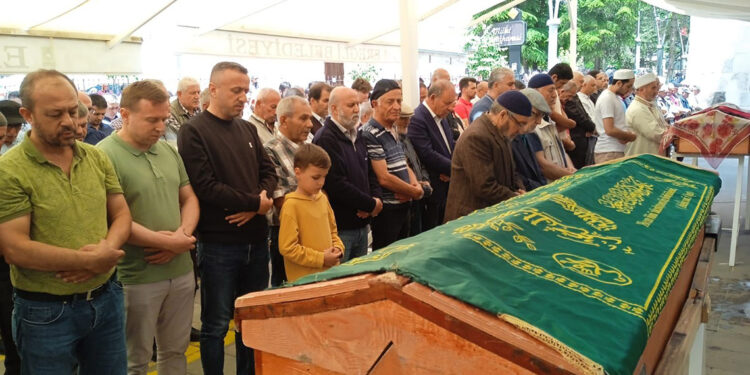 Eşinin öldürdüğü doktor, son yolculuğuna uğurlandı