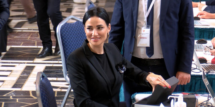 Eski Türkiye güzeli Seda Sarıbaş, milletvekili kaydını yaptırdı